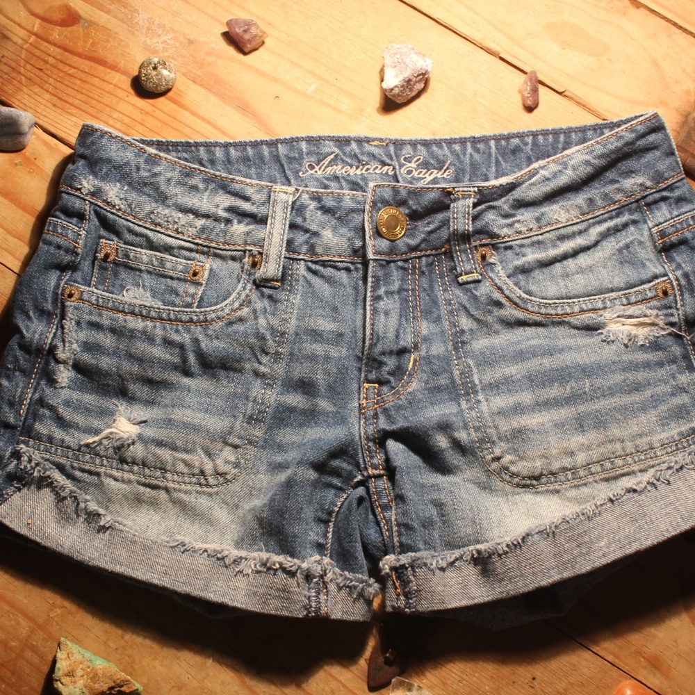 JEAN SHORTS AE SIZE 2 DESTOYED CUT OFFS/CUFFS